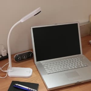アイリスオーヤマ LEDデスクライト 一般形相当 昼白色 4.2W USB充電可能 LEDデスクライト 一般形相当 昼白色 4.2W USB充電可能 LDL-201-W 画像2