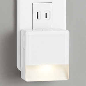 オーデリック LED停電感知保安灯 明暗センサー付 LED一体型 電球色・昼白色 非調光タイプ コンセント差込型 OA253383